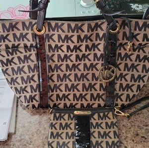 Michael kors purse and wristlet